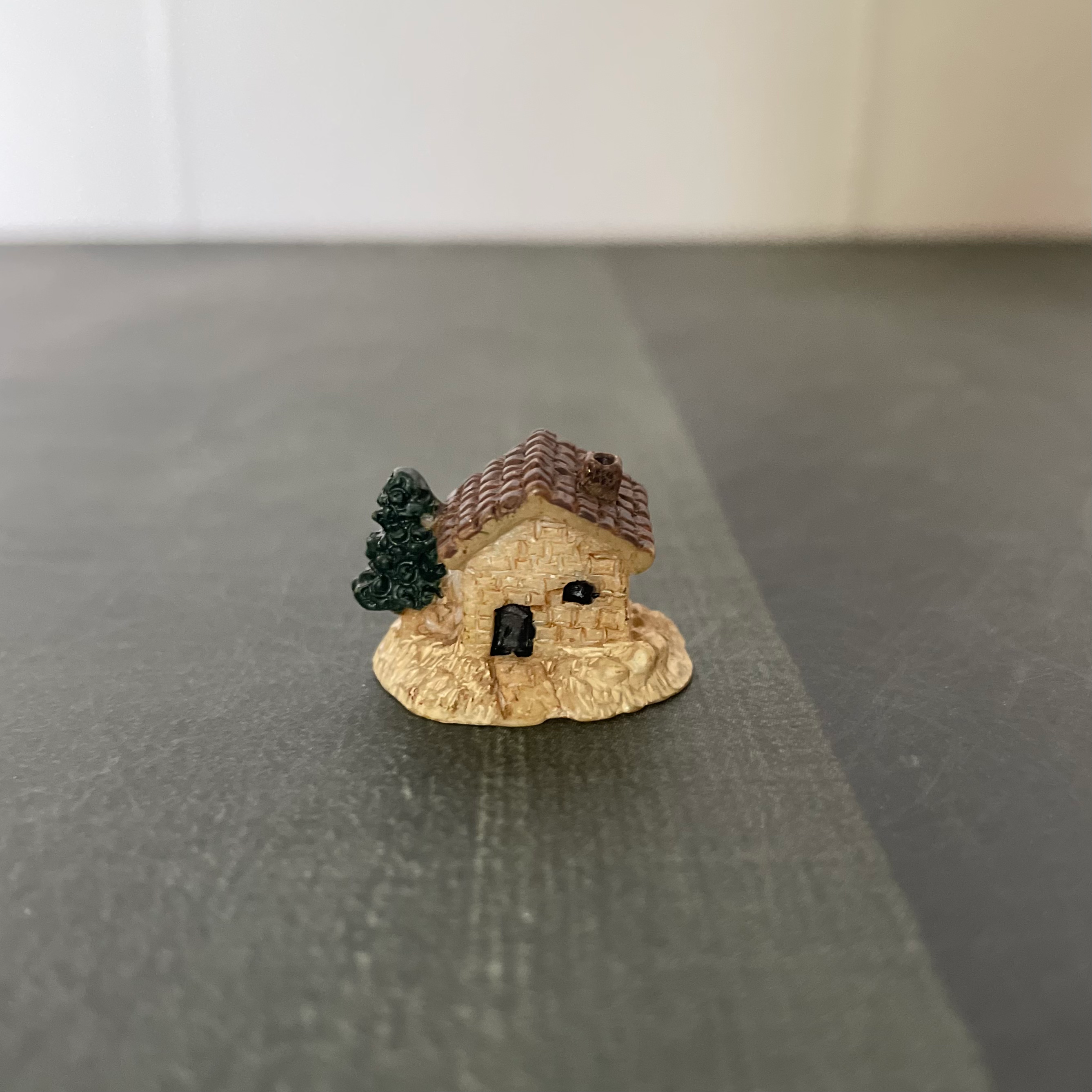 Hut A Miniature 153 image 0
