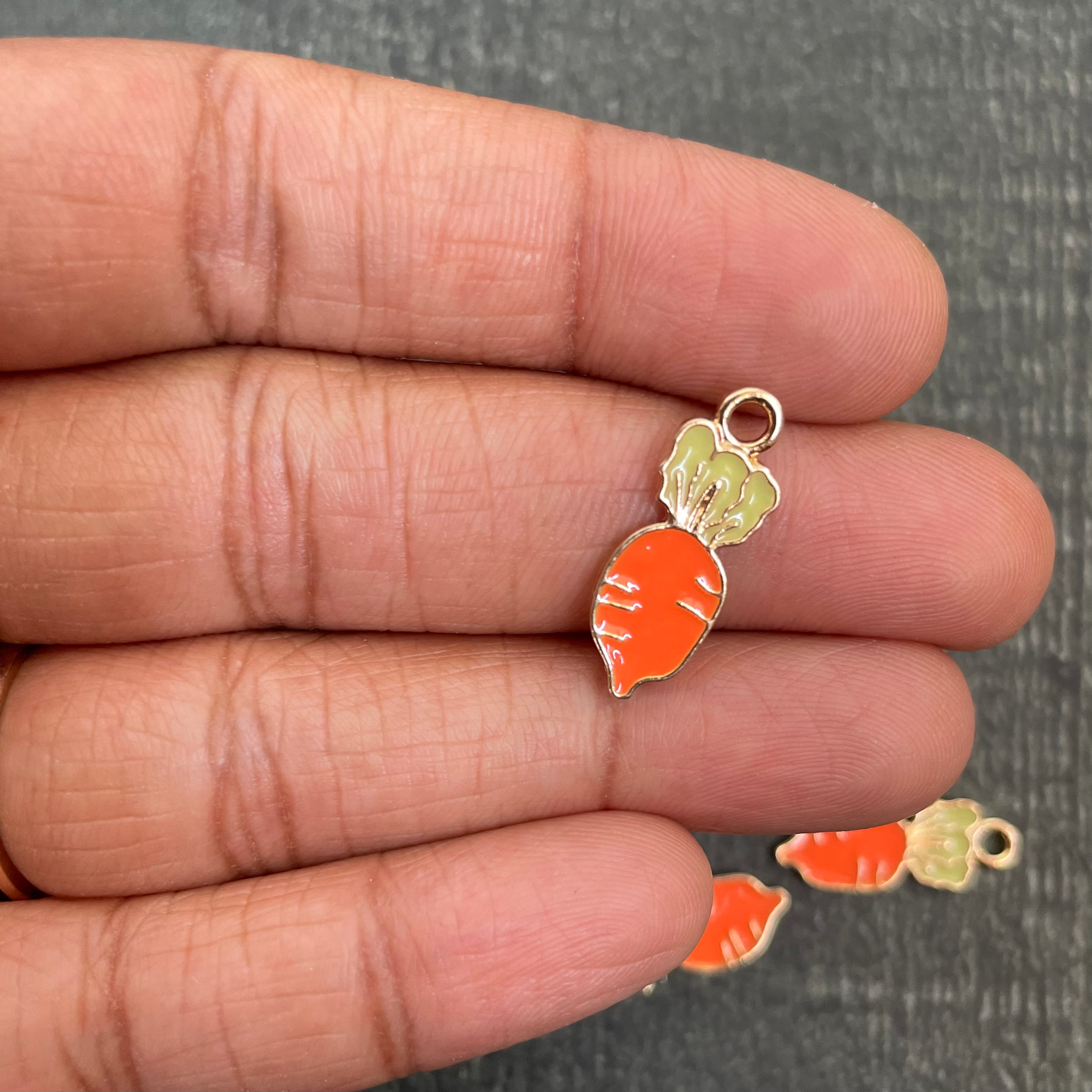 Carrot charm 30 image 1