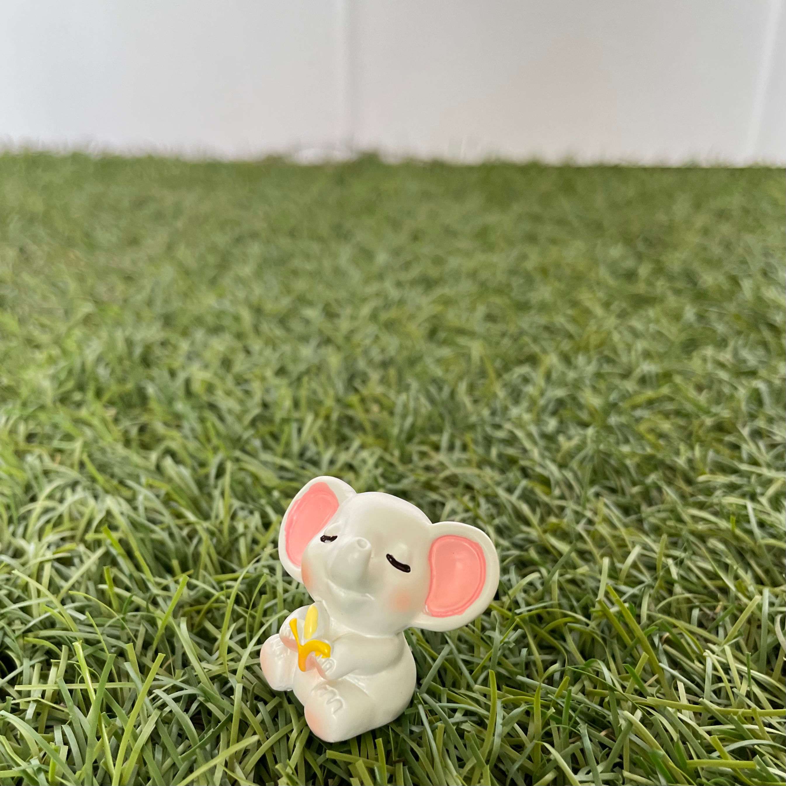 Elephant Eating Banana Miniature 212 image 0