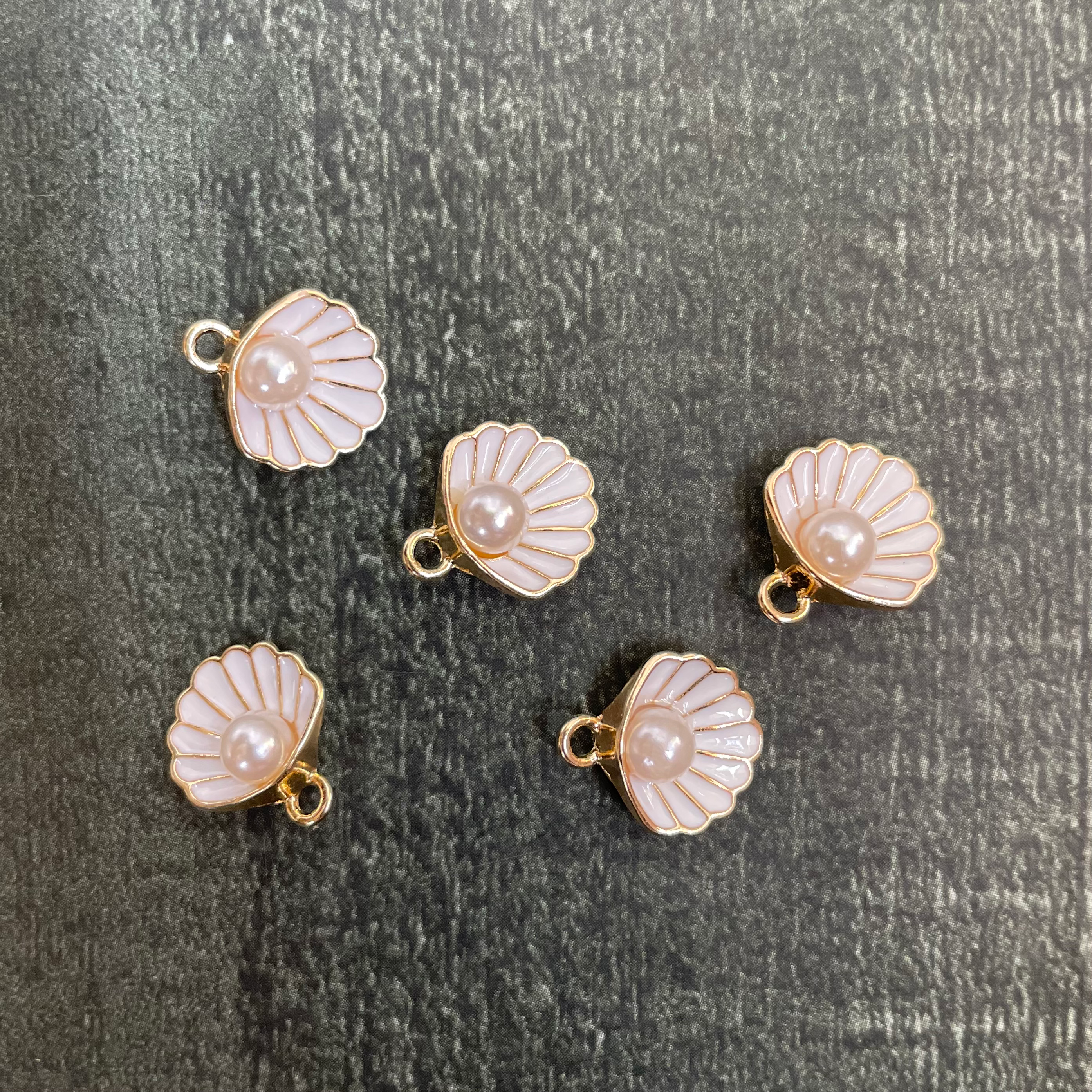 Pearl shell charm 63 image 0
