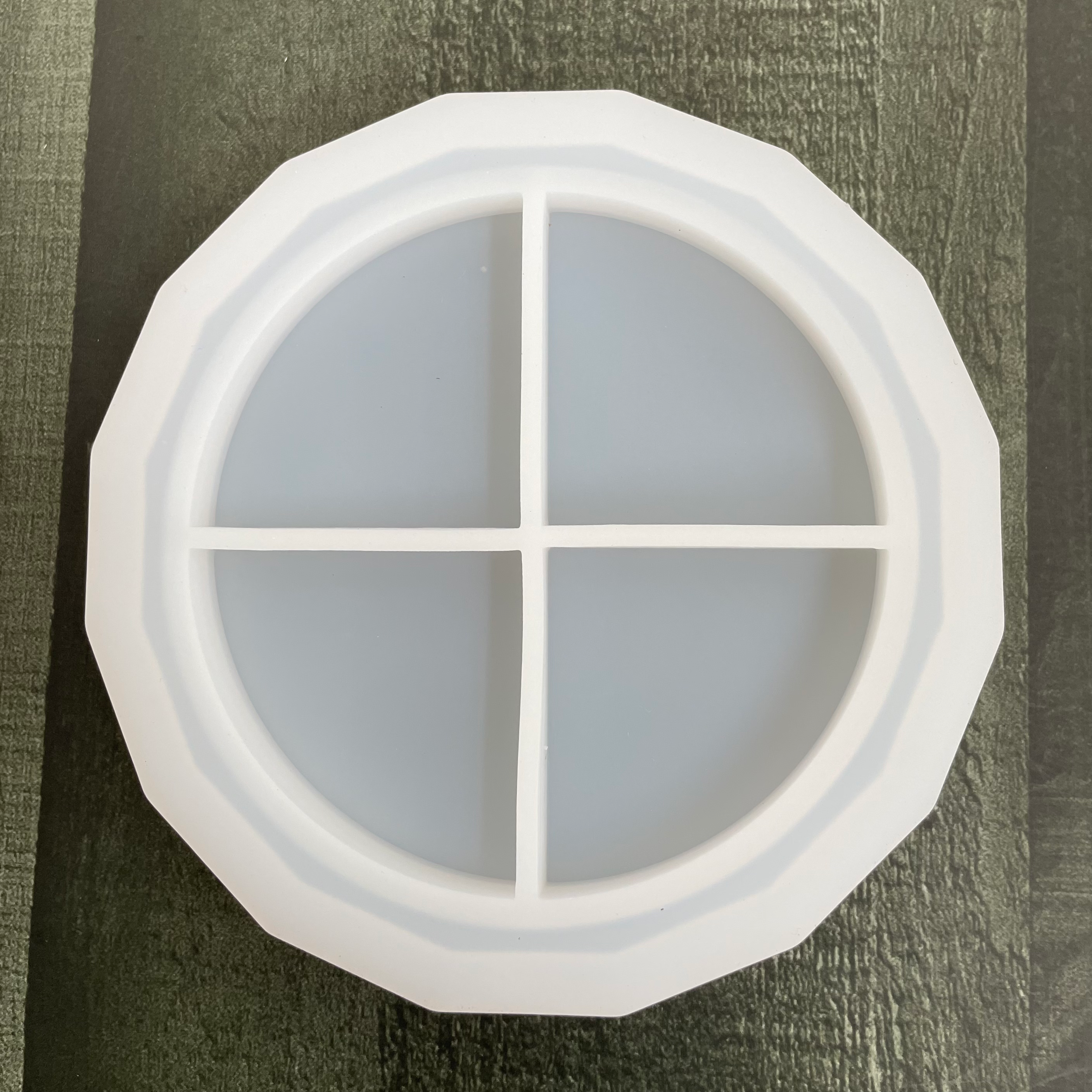 Round diamond cut tray mould 4.5" image 1