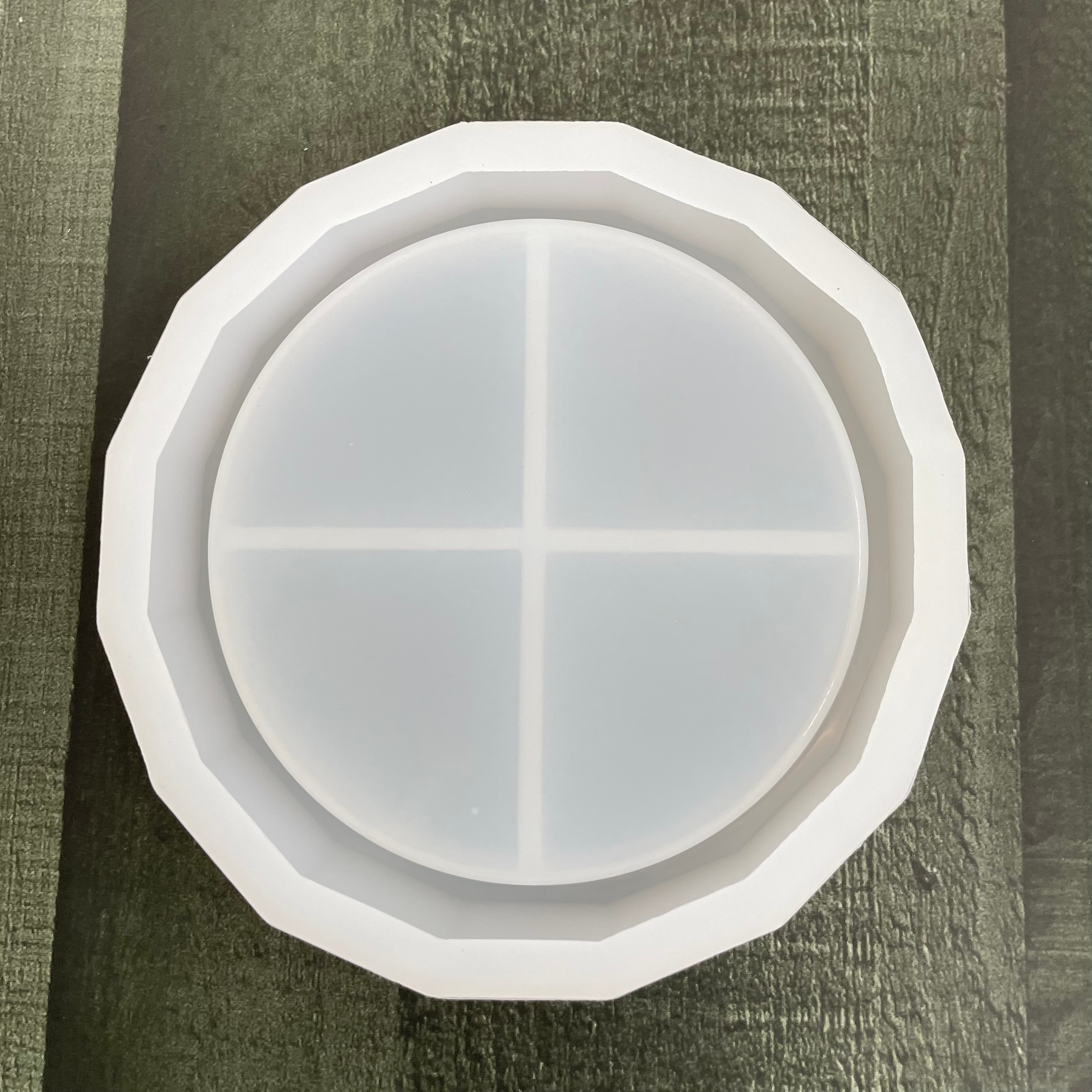 Round diamond cut tray mould 4.5" image 0